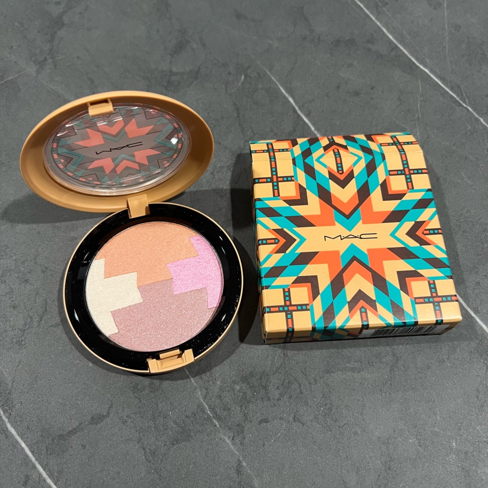 Mac Cosmetics Gleamstone Powder New